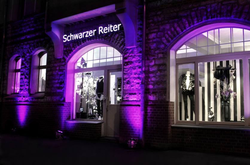 Foto von Fassadenbeleuchtung bei der Berliner Fashionweek, Laden Schwarzer Reiter