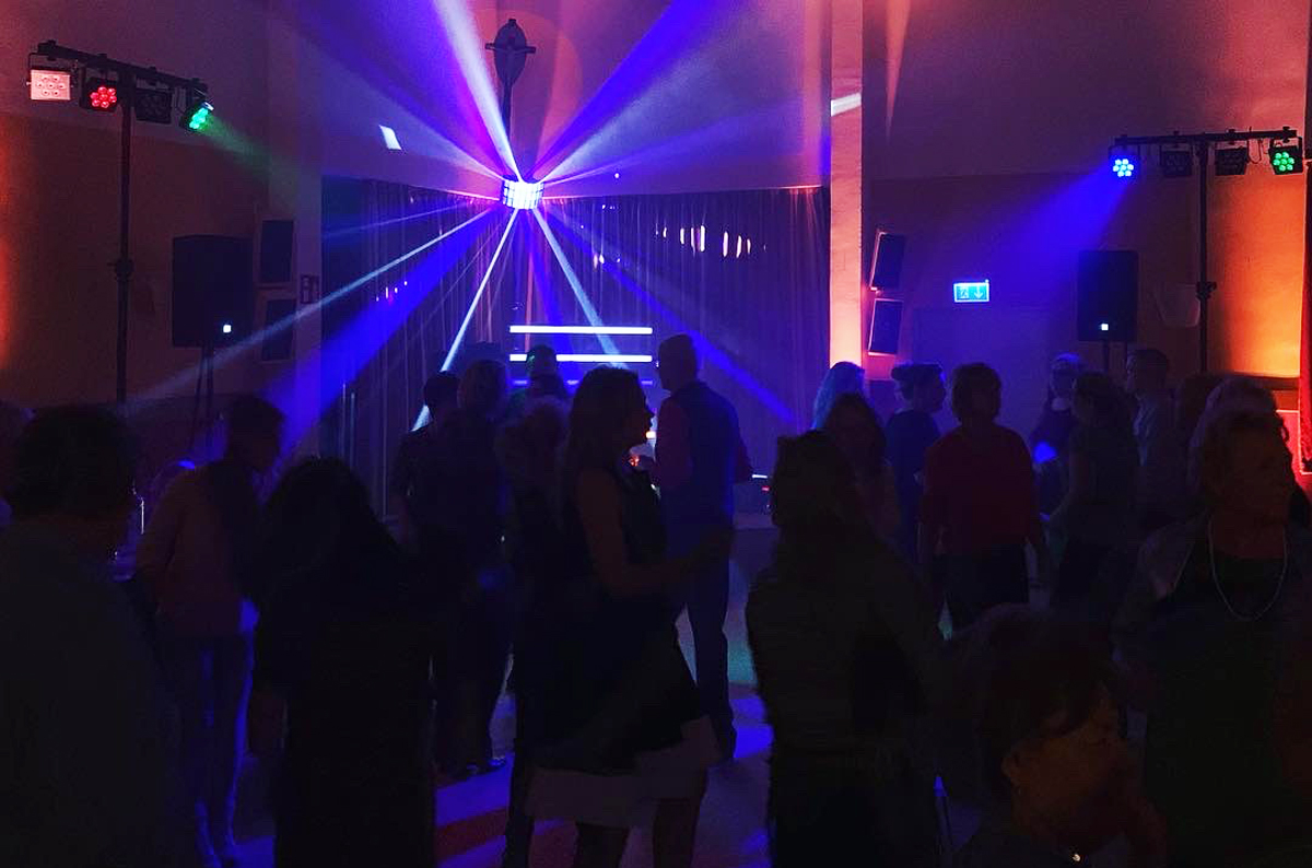 Marcousi Events DJ Service Abiball mit Leuten auf Tanzfläche